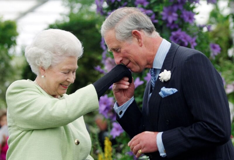 圖為查爾斯三世親吻已故女王伊麗莎白的手。（路透社）