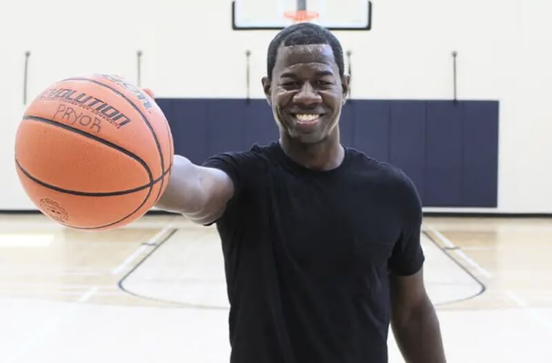 普萊爾在大四那年因腳踝嚴重受傷，未能參加選秀進入NBA，他目前擔任投籃教練及體育老師。（圖取自金氏世界紀錄網頁guinnessworldrecords.com）