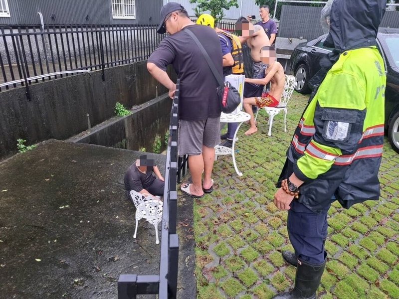 4名工人9日在高雄市鳥松區仁美橋底進行維修時，因大雨導致溪水暴漲意外落水，其中3人在落水處自行爬起，另名俞姓工人之後也在另一處成功爬上岸，4人皆無大礙。（高市仁武警分局提供）中央社記者洪學廣傳真  112年9月9日