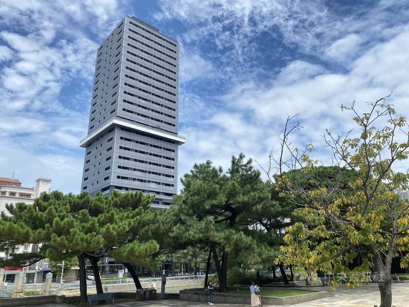 房仲人員9日表示，「回建築」屬新竹市高級住宅社區，鄰近學區、公園、運動場，距離高速公路交流道不遠，會購買屋主多為新竹科學園區高階主管或層峰人士，大樓社區目前尚未售罄。圖為回建築外觀。中央社記者魯鋼駿攝  112年9月9日