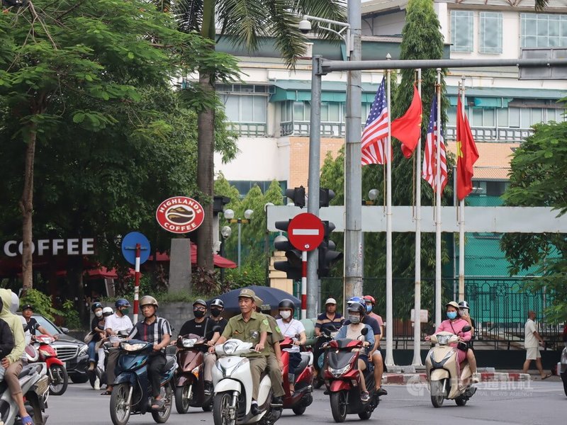 美國總統拜登10日起訪問越南兩天，9日的越南街頭陸續懸掛越、美兩國國旗。美國與越南在半導體領域的合作討論成為拜登此行的焦點。中央社記者陳家倫河內攝  112年9月9日
