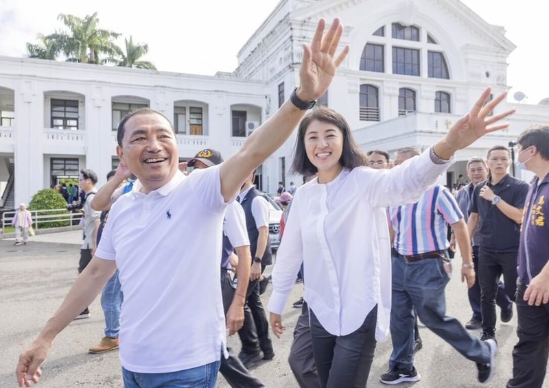 國民黨總統參選人侯友宜（前左）9日走訪南投縣南投市、草屯鎮，與農民座談、了解產業狀況，南投縣長許淑華（前左2）皆在旁陪同。（侯友宜團隊提供）中央社記者蕭博陽南投縣傳真112年9月9日