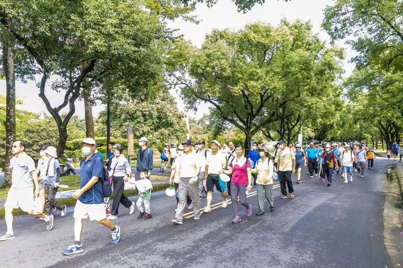 「112年國民體育日全國萬人健走大會師」9日在有「花園城市」之稱的南投市中興新村大操場登場，吸引逾3萬人一起漫步約4.2公里。（南投縣政府提供）中央社記者蕭博陽南投縣傳真  112年9月9日