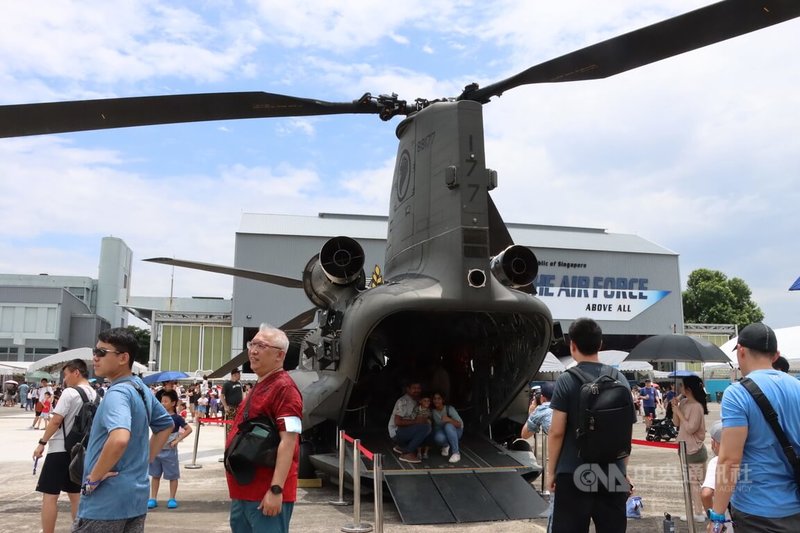新加坡空軍時隔7年再度舉辦開放日,活動9日、10日在巴耶利峇基地登場,部分直升機開放民眾進入拍照留念。中央社記者侯姿瑩新加坡攝 112年9月9日