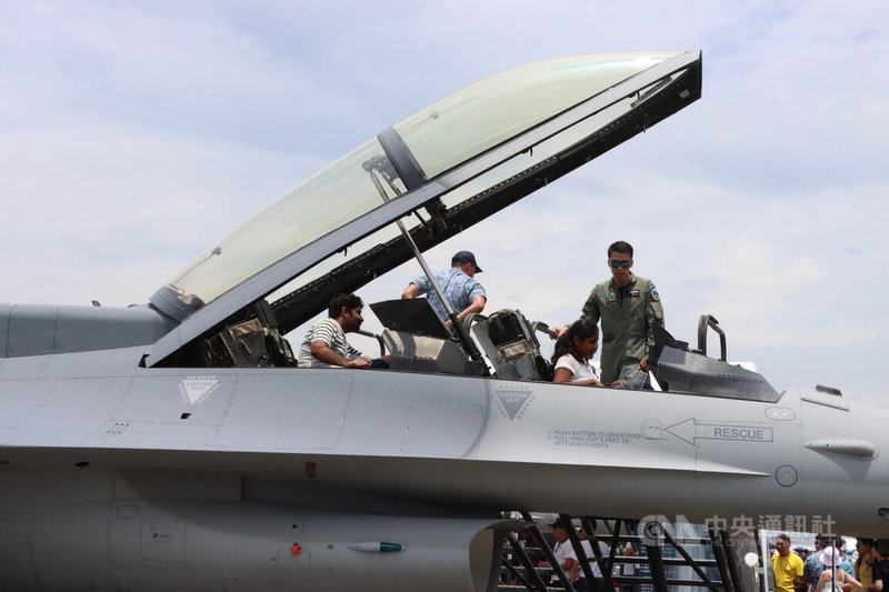 新加坡空軍時隔7年再度舉辦開放日,活動9日、10日在巴耶利峇基地登場,民眾可近距離參觀新加坡空軍戰機。中央社記者侯姿瑩新加坡攝 112年9月9日