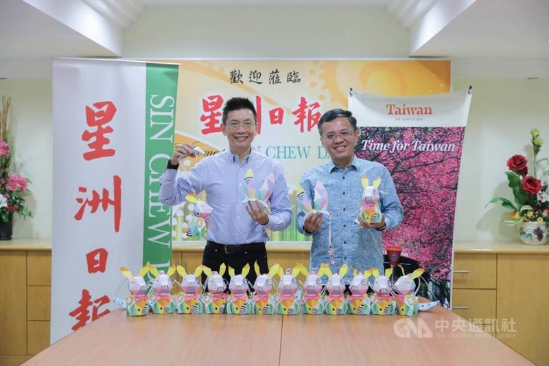 觀光局駐吉隆坡辦事處主任周士弼（右）至馬來西亞星洲日報宣傳台灣觀光，並展示燈會「大展虹兔」紙雕小提燈。中央社實習記者吳冠緯吉隆坡攝  112年9月9日