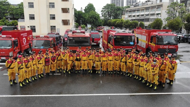 摩洛哥強震釀嚴重傷亡，內政部消防署9日表示，台灣搜救隊伍包含醫師及護理師、獸醫師、土木技師共120人與搜救犬4隻，也已整備約12噸器材裝備，若接獲外交部指示需赴摩洛哥救援，可立即搭專機出發。（消防署提供）中央社記者劉建邦傳真 112年9月9日