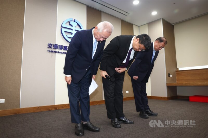 台鐵局長杜微(中)率主任秘書陳裕謀(左)及運務處副處長梁育裕(右)7日在台北車站舉行記者會,針對太魯閣號事故2年後,車廂被找出乘客遺骸一事鞠躬致歉,後續將採用一對一方式,當面向家屬致意。中央社記者王騰毅攝 112年9月7日