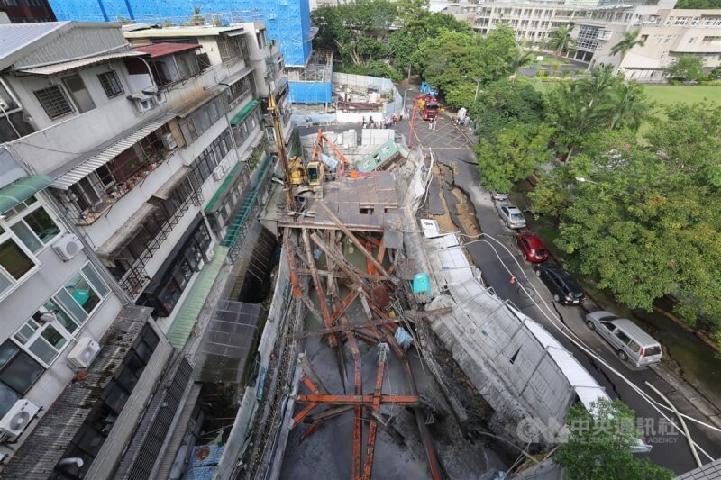 台北市中山區大直街巷弄多棟大樓7日疑因周邊建案開挖而傾斜,市府8日調度水車、灌漿車到場,持續以灌漿方式讓壓力維持平衡,避免房屋嚴重傾斜。中央社記者趙世勳攝 112年9月8日