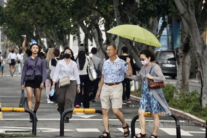 圖為民眾在高雄大港橋周邊散心遊憩。（中央社檔案照片）