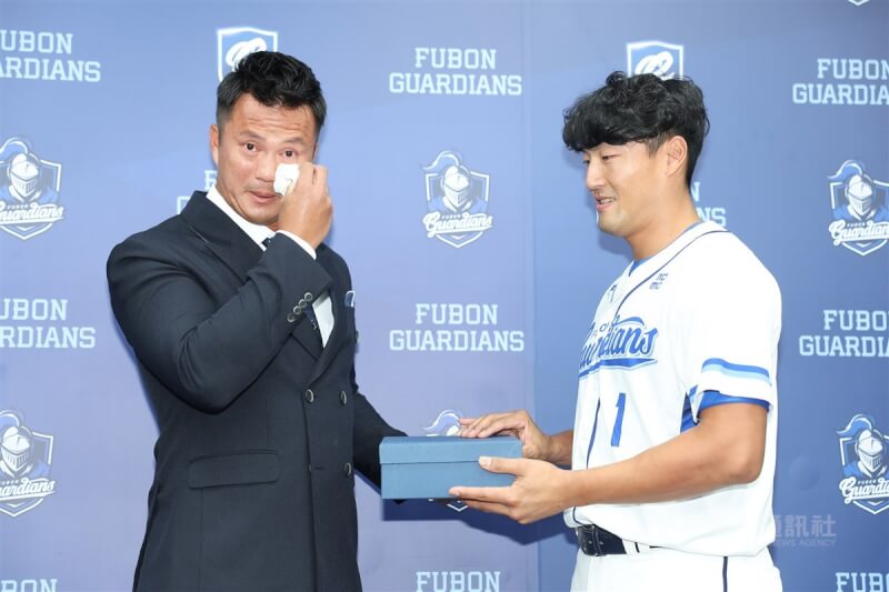 中華職棒富邦悍將隊野手高國輝(左)決定今年球季結束後引退,5日下午在新莊棒球場出席記者會,球員林哲瑄(右)現身獻上祝福,高國輝忍不住落淚。中央社記者趙世勳攝 112年9月5日