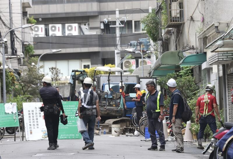 台北市中山區大直街民宅下陷事故現場，施工人員投入搶修作業。中央社記者趙世勳攝 112年9月8日