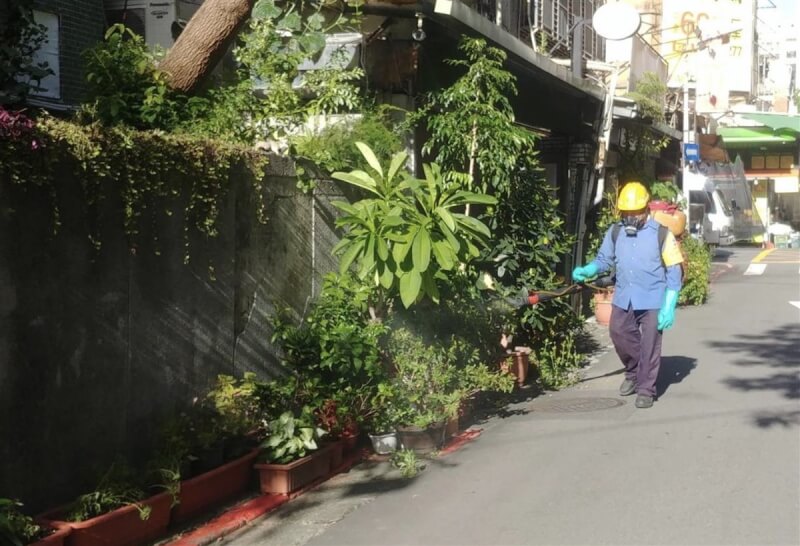 圖為台北市府派員加強環境噴藥清消。（台北市衛生局提供）