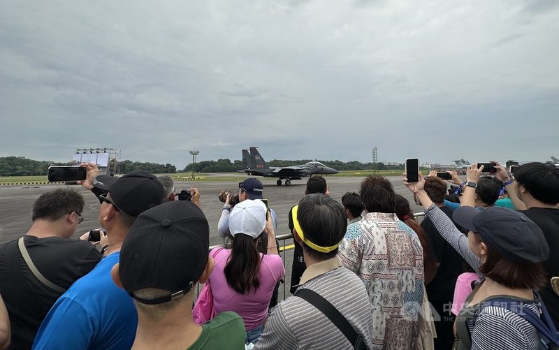 新加坡空軍時隔7年再度舉辦開放日,9日在巴耶利峇基地登場的空中能力展示吸引大批民眾觀看。中央社記者侯姿瑩新加坡攝 112年9月9日