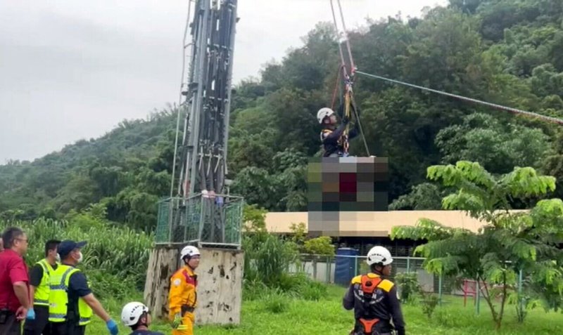 嘉義縣番路鄉台18線32公里處附近9日有高壓電塔作業人員疑遭電擊，消防獲報馳援，現場陳姓維修人員在距地約8公尺高電塔上疑因電擊陷入昏迷。消防人員待確定斷電後攀塔將人救下，但陳男送醫急救仍宣告不治。（嘉義縣消防局提供）中央社記者黃國芳傳真  112年9月9日