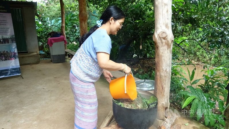 清邁惠宜康村社會企業「黑色烏龜溪流村的女兒」(Pawmu Kleesutha)發起人寧(Ning),關注村民身心健康和婦女權利。圖為寧煮熱採回來的草藥,準備草藥足浴。中央社實習記者李書瑜清邁攝 112年9月9日