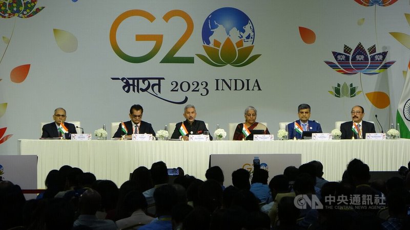 20國集團（G20）峰會9日在新德里登場，印度外交部長蘇杰生（Subrahmanyam Jaishankar，左3）下午召開記者會，宣布領袖們通過新德里領袖宣言。中央社記者林行健新德里攝 112年9月9日