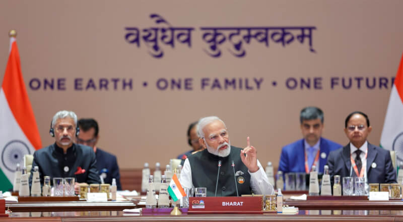 圖為G20峰會印度總理莫迪（中）桌上放的名牌國名是Bharat。（圖取自twitter.com/narendramodi）