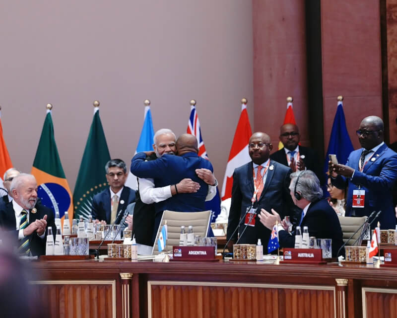 印度總理莫迪9日宣布，非洲聯盟成為G20常任成員。非洲聯盟主席阿濟利與莫迪在會中相擁。（圖取自twitter.com/g20org）