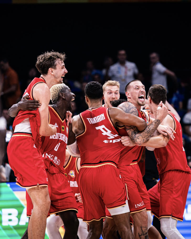 德國隊8日在世界盃男籃4強賽，以113比111氣走美國隊，賽後在場邊慶祝。（圖取自twitter.com/FIBA）