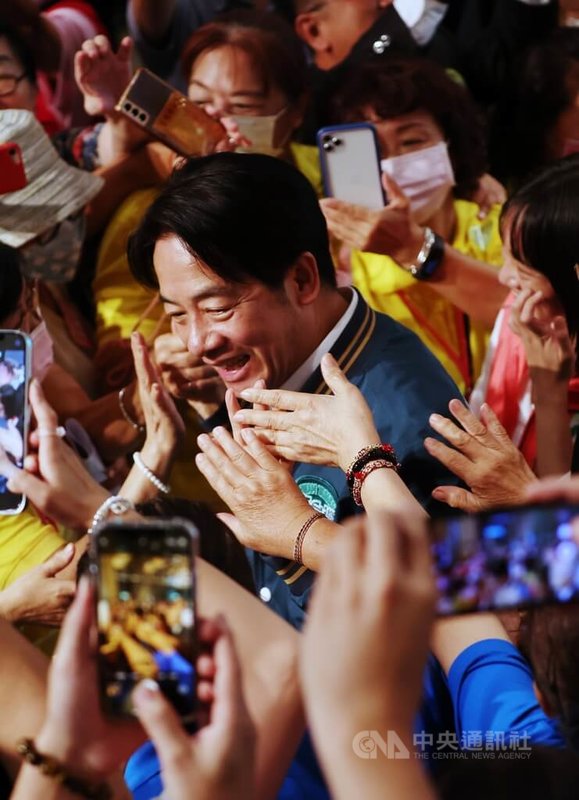 民進黨總統參選人賴清德(中)9日下午在台北出席「北區宗教賴清德後援會」成立大會,進場時受到現場群眾熱情歡迎,紛紛拿手機搶拍、伸手互動。中央社記者趙世勳攝 112年9月9日