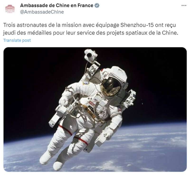 中國駐法大使館8日傍晚在社群媒體X上表揚自家太空人獲獎，配圖卻被眼尖網友發現是有美國國旗臂章的太空人麥肯雷斯。（圖取自twitter.com/AmbassadeChine）
