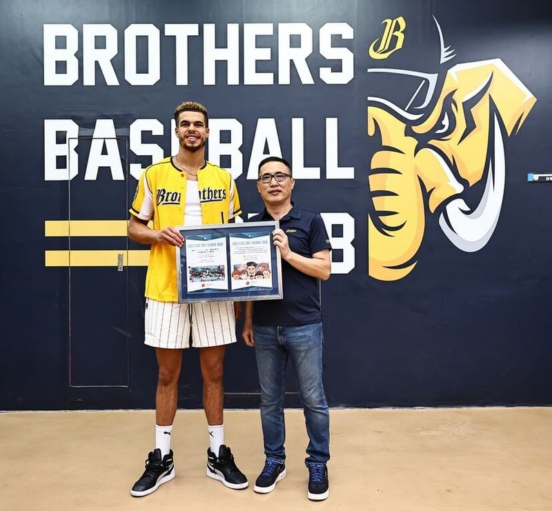 NBA丹佛金塊隊球星小波特（Michael Porter Jr.）（左）9日應邀替中華職棒中信兄弟隊開球，同時他也擔任中國信託反毒大使，為公益盡心力。（中國信託公共關係部提供）中央社記者謝靜雯傳真 112年9月9日