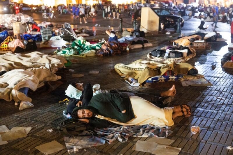 摩洛哥大城馬拉喀什民眾8日震後倉皇逃出屋外，在廣場上席地而睡。（法新社）
