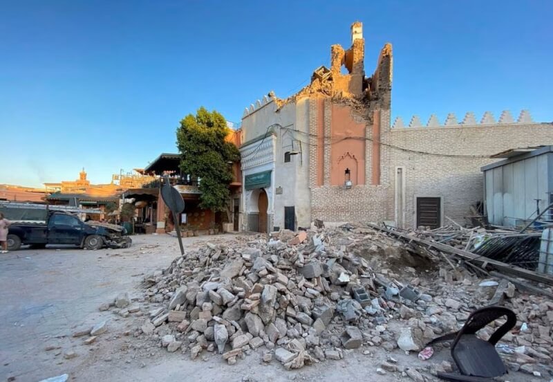 摩洛哥馬拉喀什舊城區清真寺8日震毀，尖塔傾倒壓垮一旁汽車。（路透社）