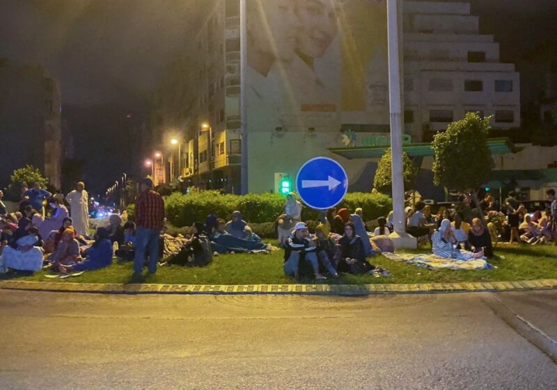 摩洛哥8日深夜發生強震，民眾在強震後聚集在卡薩布蘭加街道上。（路透社）