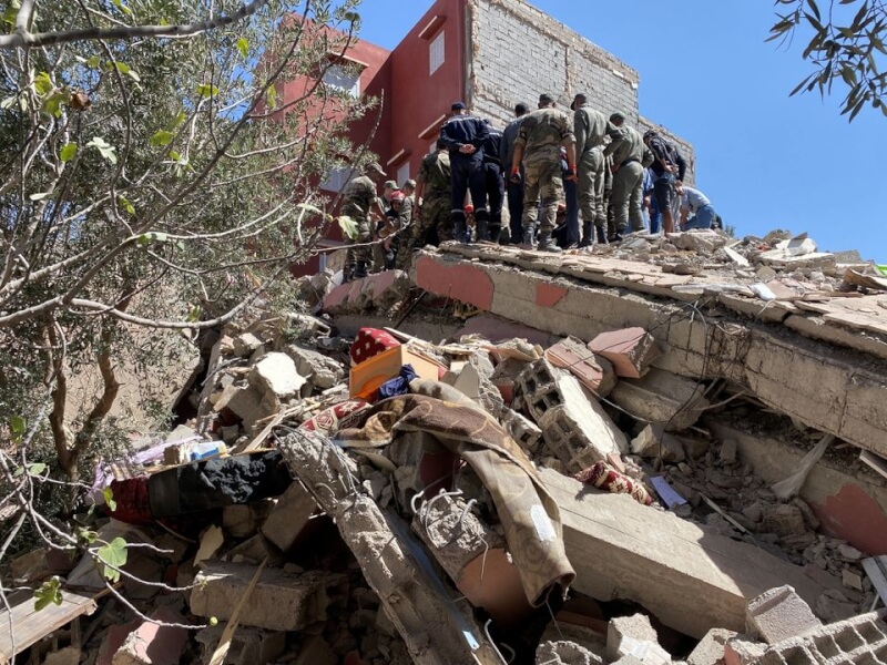 摩洛哥強震死傷慘重，搜救人員9日持續在倒塌的房屋中尋找生還者。（路透社）