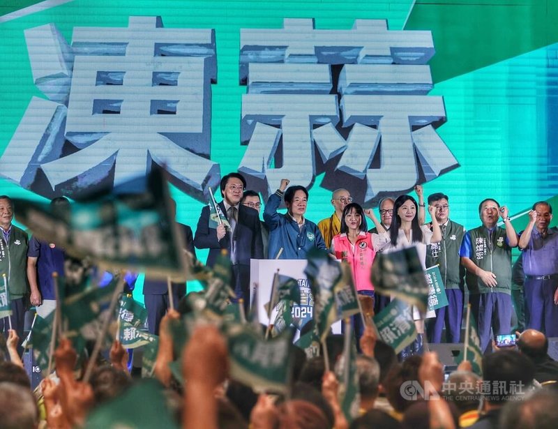 民進黨總統參選人賴清德（台上前右3）9日下午在台北出席「北區宗教賴清德後援會」成立大會，現場擠滿熱情支持者，賴清德並與眾人齊呼「凍蒜」口號，場面熱絡。中央社記者趙世勳攝  112年9月9日