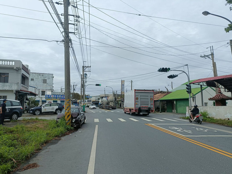 家住花蓮富里、年約75歲陳姓婦人10日清晨駕駛自小客車，行經省道台9線292.6公里處時自撞電線桿，當場失去呼吸心跳，送醫急救仍不治。（花蓮縣警察局提供）中央社記者李先鳳傳真  112年9月10日