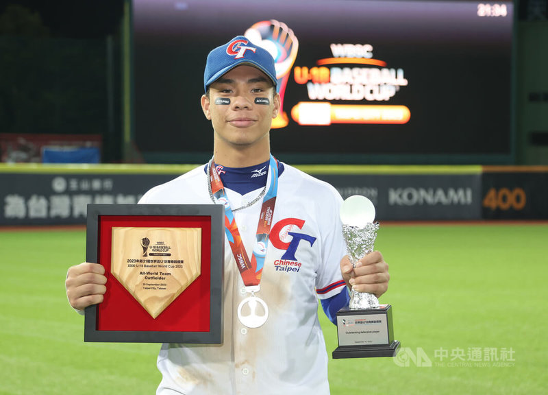2023年第31屆U18世界盃棒球賽台灣隊在個人獎項豐收，其中，外野手柯敬賢拿下明星球員外野手、最佳防守球員獎兩項肯定。中央社記者張新偉攝  112年9月10日