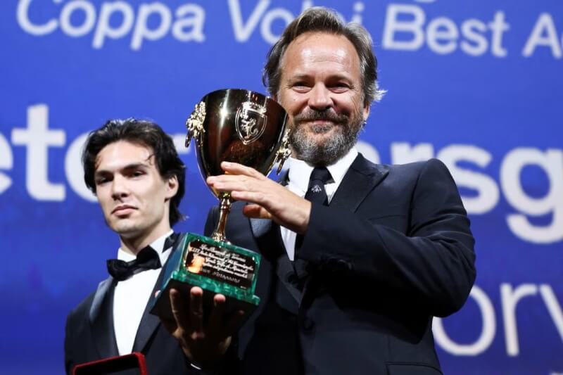 威尼斯影展最佳男演員獎9日頒給美國演員彼得賽斯嘉（前）。（路透社）