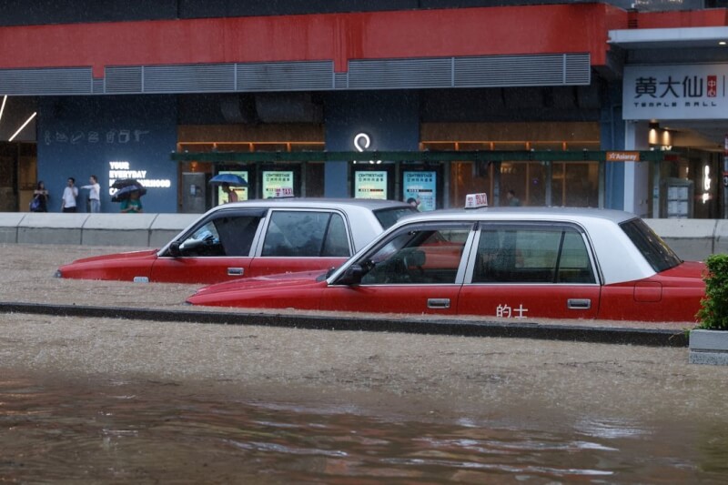 香港7日至8日遭遇百年一遇暴雨引發水災，路上車輛泡在水中。（路透社）