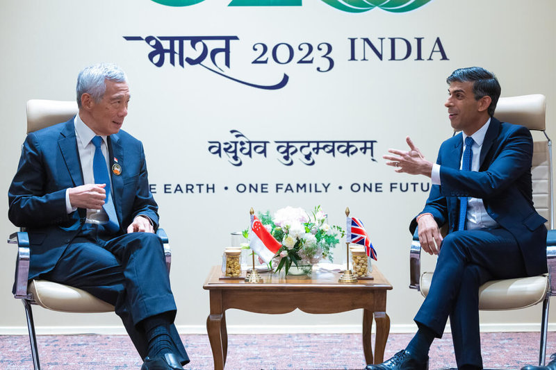 英國首相蘇納克（右）9日與新加坡總理李顯龍（左）在印度20國集團（G20）峰會舉行場邊會談並簽署宣言，將雙邊關係升級為「戰略夥伴」。（英國首相府提供）中央社記者陳韻聿倫敦傳真  112年9月9日