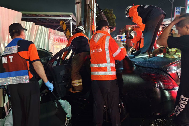 1輛搭載5人的賓士自小客車10日凌晨行經台南佳里區市道176線時,不明原因衝至對向車道自撞路旁電桿,消防人員到場後將5名傷者送醫,其中2人經搶救仍不治。(讀者提供)中央社記者楊思瑞台南傳真 112年9月10日
