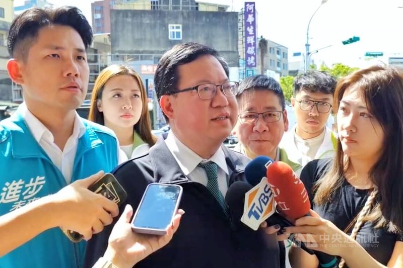 新竹市長高虹安近日涉及名車豪宅爭議，行政院副院長鄭文燦（前中）10日表示，一般首長可能有宿舍或住在自家，也有公務車，他比較不能想像為何會有這種情況，一切都尊重廉政署調查。中央社記者吳睿騏桃園機場攝  112年9月10日