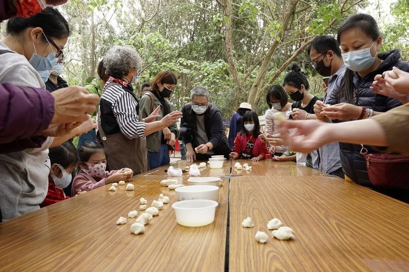 雲林縣虎尾鎮在地青年組成的「文化保溫瓶」團隊,辦理眷村飲食文化體驗活動,致力復振眷村文化,讓參與者認識眷村菜。(青年署提供)中央社記者許秩維傳真 112年9月10日