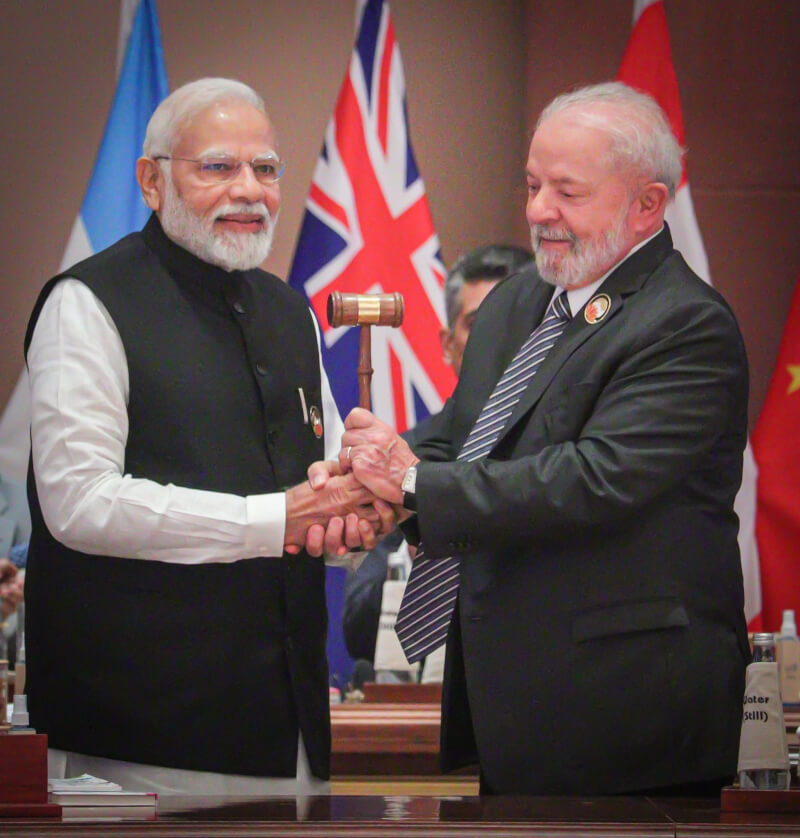 G20峰會10日閉幕，印度總理莫迪（左）將象徵G20輪值主席國身分的木槌交給巴西總統魯拉（右）。（圖取自facebook.com/g20org）
