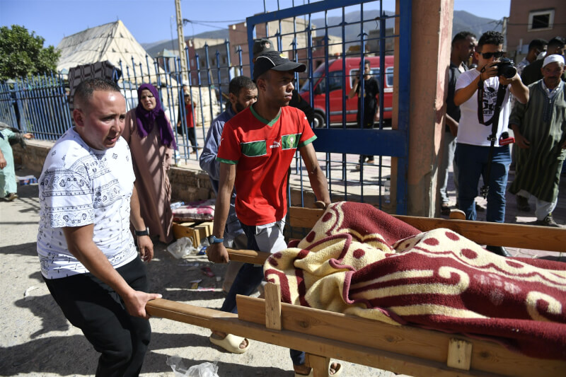 摩洛哥發生規模6.8的強震已造成超過2000人罹難，另有至少2000人受傷。圖為人員搬運罹難者遺體。（安納杜魯新聞社）