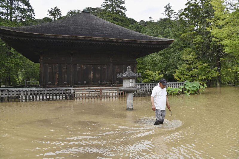 今年第13號颱風鴛鴦已減弱為熱帶低氣壓，不過大雨仍為日本福島縣帶來災情，國寶建物「白水阿彌陀堂」9日遭遇淹水。（共同社）