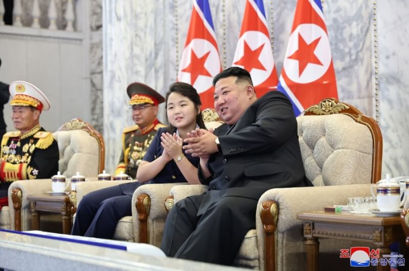 北韓領導人金正恩（右1）2023年9月8日攜愛女金朱愛（右2）出席建國75週年閱兵式。（圖取自北韓中央通信社網頁kcna.kp）
