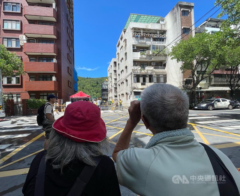 基泰建設位於台北市大直街巷弄的「基泰大直」建案開挖地下層不慎，導致一旁民宅7日傾斜下陷。附近居民10日關注現場後續相關修復工程情況。中央社記者王飛華攝 112年9月10日