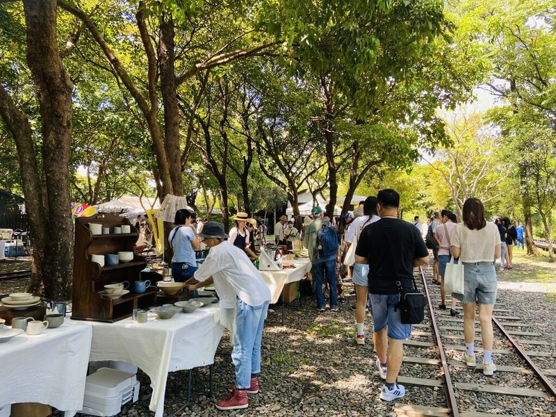 宜蘭林業小鎮森活書食節，集結20家宜蘭在地書店，藤編、花藝、陶器手作、蔬食、甜點、手沖咖啡等攤位，加上街頭藝人的即興演奏，9、10日連續兩天活動，吸引民眾在羅東林業文化園區舊鐵道林蔭間，愜意地重溫閱讀與生活的美好。（文化部提供）中央社記者邱祖胤傳真  112年9月11日