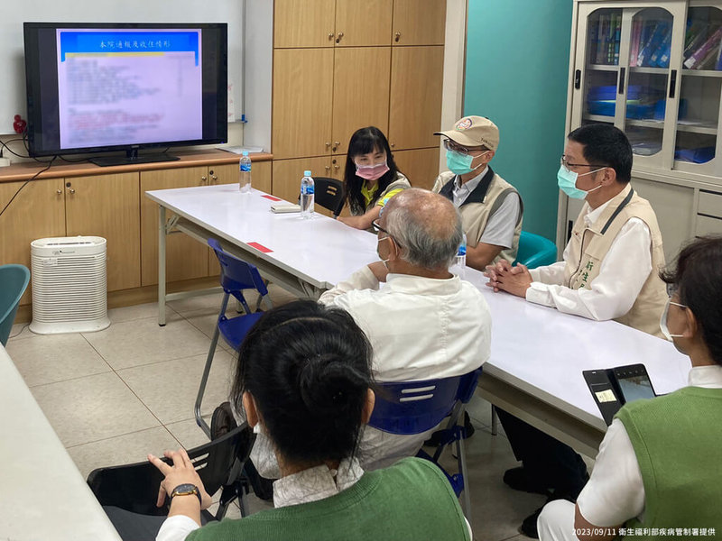 因應颱風後持續降雨、南部登革熱疫情升溫,疾管署副署長羅一鈞(戴帽者)11日前往台南市立醫院了解病患收治情形,建議設立專責分級收治及轉診小組。(疾管署提供)中央社記者曾以寧傳真 112年9月11日