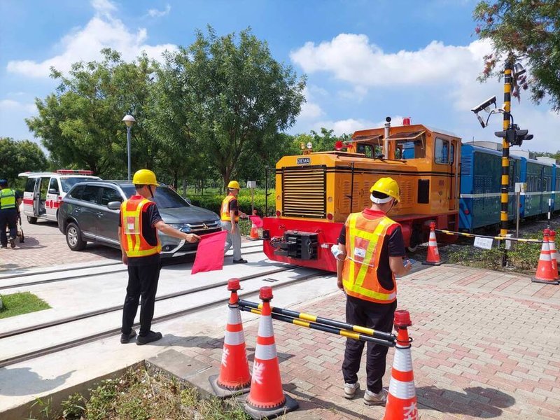 嘉義縣台糖蒜頭糖廠五分車延駛至故宮南院已完工，交通部11日順利完成履勘，現場模擬演練五分車撞擊闖越平交道的園區接駁車等相關緊急應變措施。（交通部提供）中央社記者汪淑芬傳真  112年9月11日