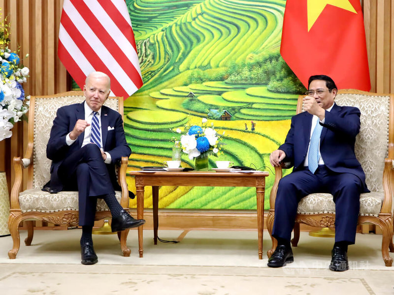 越南總理范明正（右）11日在政府辦公室與來訪的美國總統拜登（左）會談，期盼雙方在全面戰略夥伴關係下，能優先促進經貿投資與展開國防安全合作。中央社記者陳家倫河內攝  112年9月11日