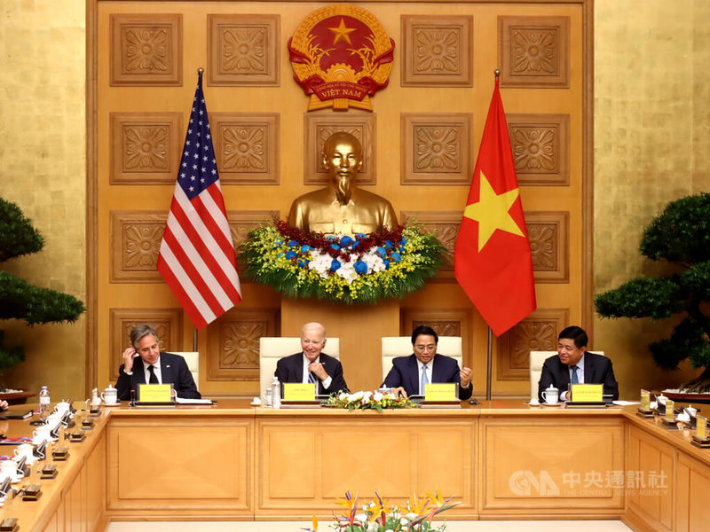 到訪越南的美國總統拜登（左2）11日與越南總理范明正（右2）出席越美投資與創新峰會。會議由越南計畫投資部部長阮志勇（右1）與美國國務卿布林肯（左1）共同主持。中央社記者陳家倫河內攝  112年9月11日